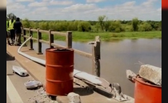 Un camión rompió el muro de contención de un puente y cayó a un arroyo en Santa Fe: buzos tácticos buscan al conductor