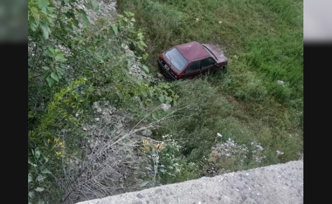 Carlos Paz: un automovilista desbarrancó y se precipitó a una bahía del lago