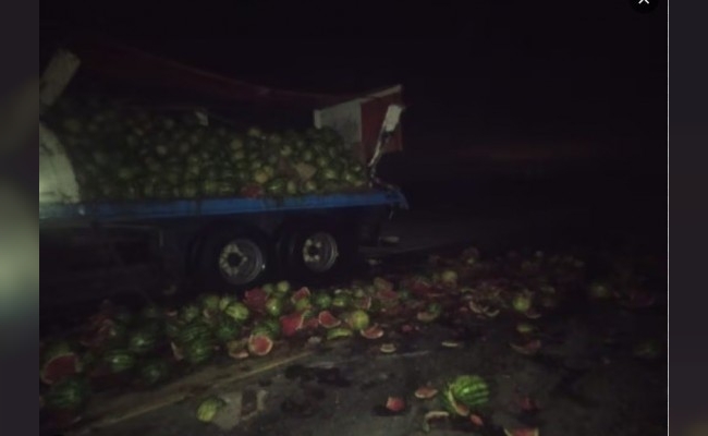 Choque de camiones dejó un herido y la ruta “sembrada” de dulce de membrillo y sandías
