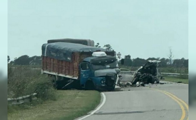 Accidente fatal: Murió un hombre tras impactar su auto contra un camión