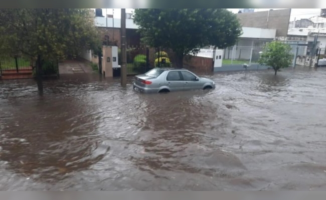 Fuerte tormenta: en una hora cayeron 50 mm y hubo anegamientos de calles y cortes de luz