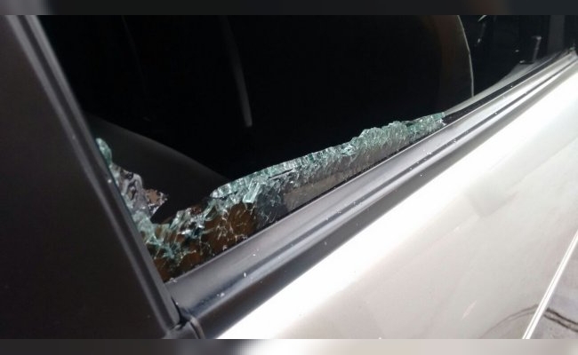 Reventaron los vidrios de una camioneta y se llevaron $ 11 millones