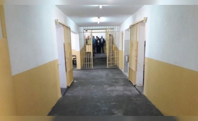 Detienen a un adolescente intentando ingresar drogas a una c&aacute;rcel de C&oacute;rdoba