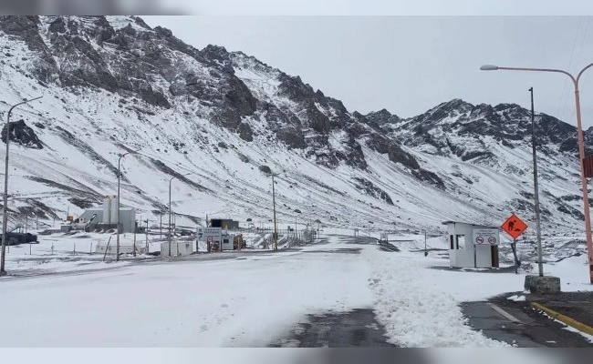 Cierran el paso Cristo Redentor por nevadas