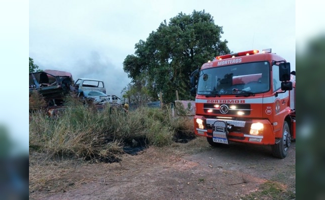 Bomberos Voluntarios de Morteros intervino en un incendio de automóviles y autopartes