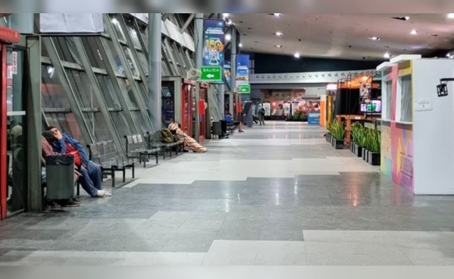 Investigan la muerte de una mujer en situación de calle que dormía en la Terminal de Ómnibus