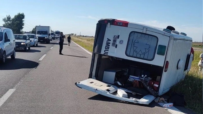 Volcó en la autopista una ambulancia que trasladaba un paciente a Córdoba