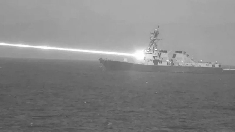 Un buque de los Estados Unidos destruyó drones con un potente láser
