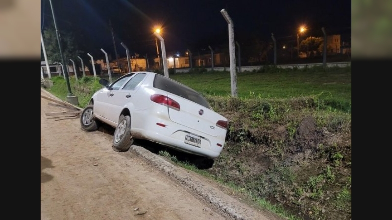 Un auto terminó en un canal en Morteros