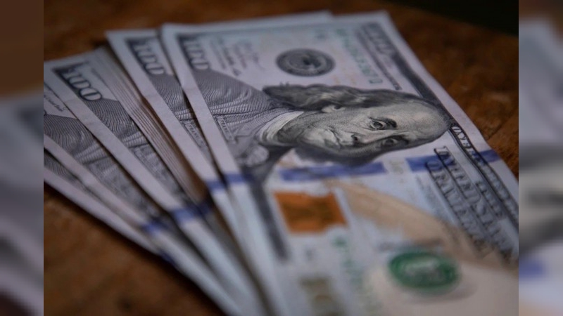 El dólar oficial cerró a $1.155 y se achica la brecha con el blue, que bajó a $1.170