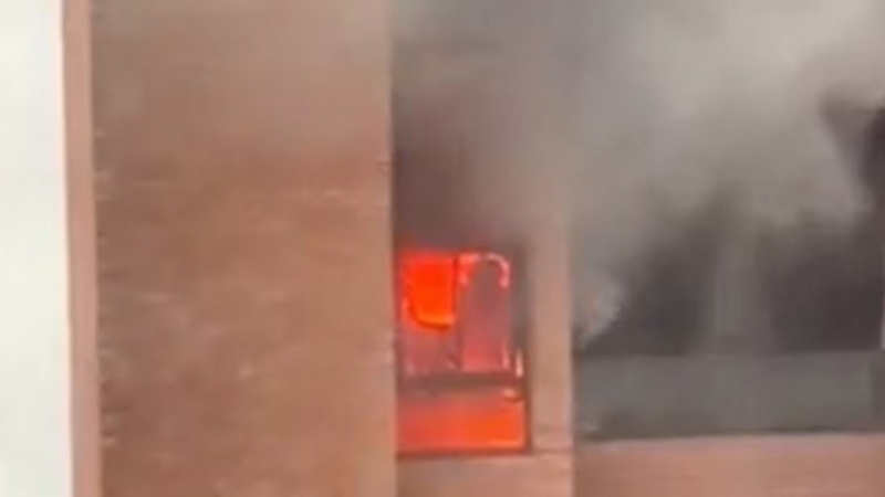 Fuego, susto y evacuados durante un incendio en un edificio de Córdoba: investigan las causas