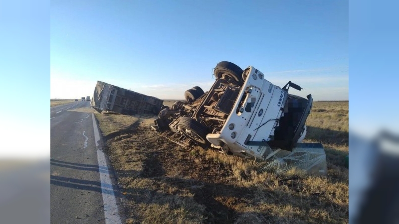 Córdoba: murió un conductor tras volcar su camión en la Ruta 7