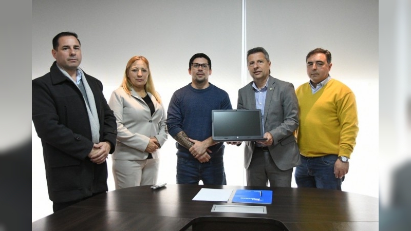El municipio entregó una notebook a la División de investigaciones de la Policía de Córdoba
