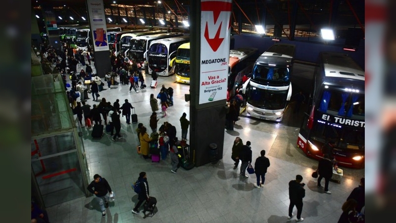 Detuvieron a un hombre que intentó arrebatarle el arma a una policía en la Terminal de Ómnibus de Córdoba