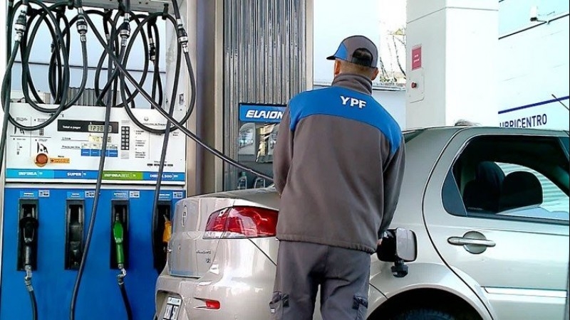 Oficializan nueva suba del impuesto a los combustibles que se traslada al precio de la nafta y el gasoil