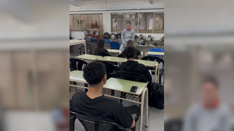 Comenzó el curso de capacitación en modelado de puentes de fideos