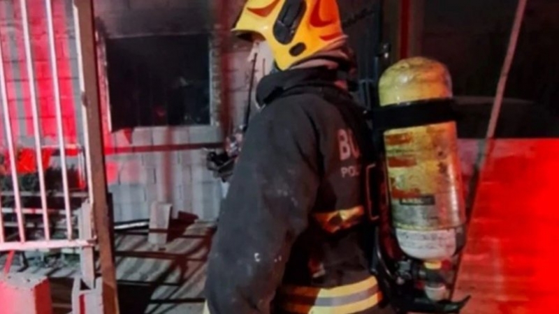 Incendio en una vivienda de Córdoba: dos personas heridas fueron auxiliadas por familiares