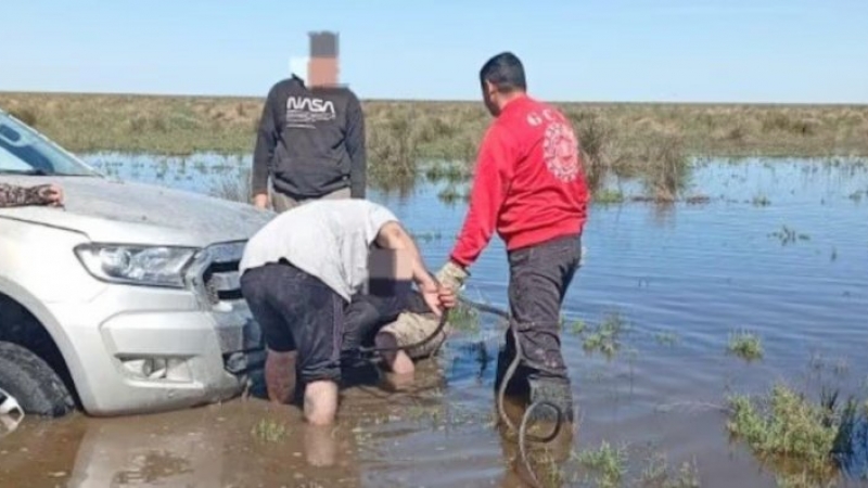 Crecida en una laguna de Córdoba: fueron a pescar, quedaron atrapados y fueron rescatados