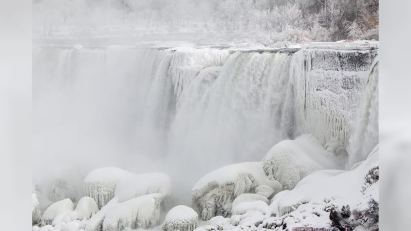 Por la ola de frío extremo, las Cataratas del Niágara "se congelaron" y el entorno se tiñó de blanco