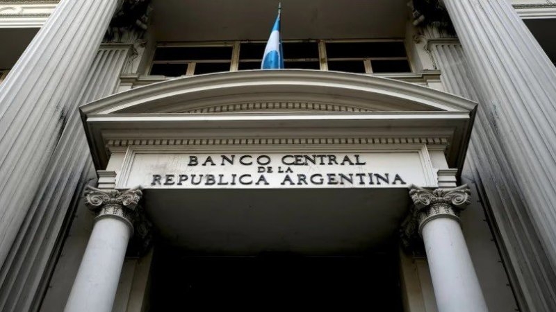 El Banco Central hizo la mayor compra de dólares en un mes y medio y extendió su racha positiva