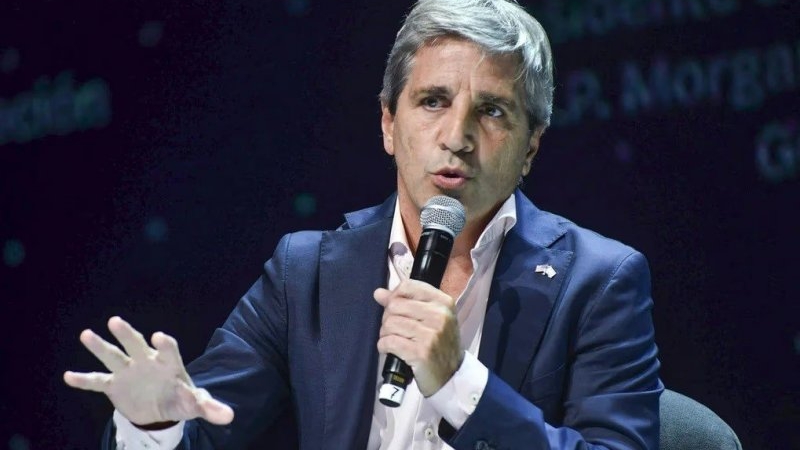 Caputo chicaneó a Francia, celebró el 1,9% de inflación y la compra récord de dólares del BCRA