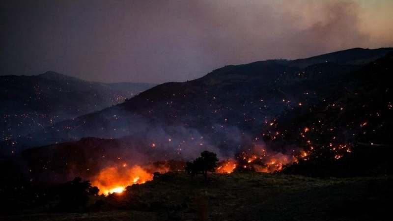 Declaran estado de emergencia en Creta y evacúan a 8.000 personas por incendios forestales