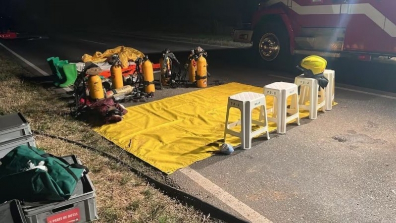 Derrame de agrot&oacute;xicos oblig&oacute; a cortar por completo una ruta en C&oacute;rdoba tras el vuelco de un cami&oacute;n