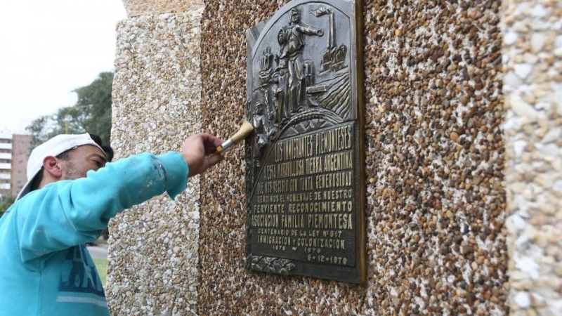 Las esculturas de Plaza V&eacute;lez Sarsfield recuperan su color original como parte de su restauraci&oacute;n