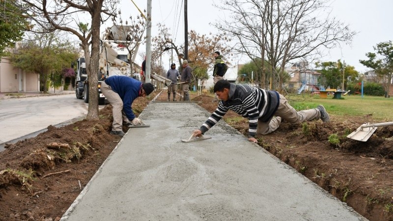 Bernarte supervis&oacute; la etapa final de las obras en Plaza del Encuentro y destac&oacute; el plan de renovaci&oacute;n de veredas en los espacios verdes de la ciudad