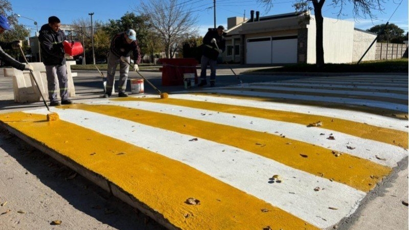 El municipio aplica pintura termopl&aacute;stica para mejorar la resistencia de la se&ntilde;alizaci&oacute;n vial