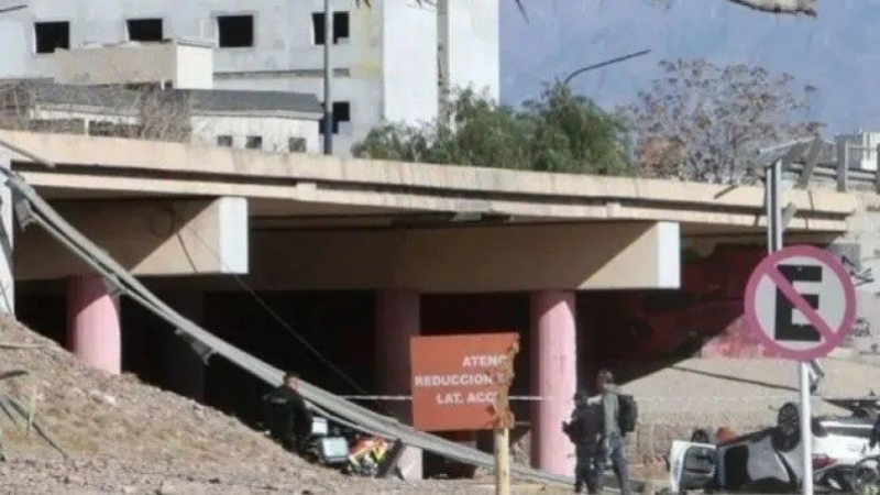 Tragedia en Mendoza: dos autos cayeron de un puente, muri&oacute; un hombre y seis personas resultaron heridas