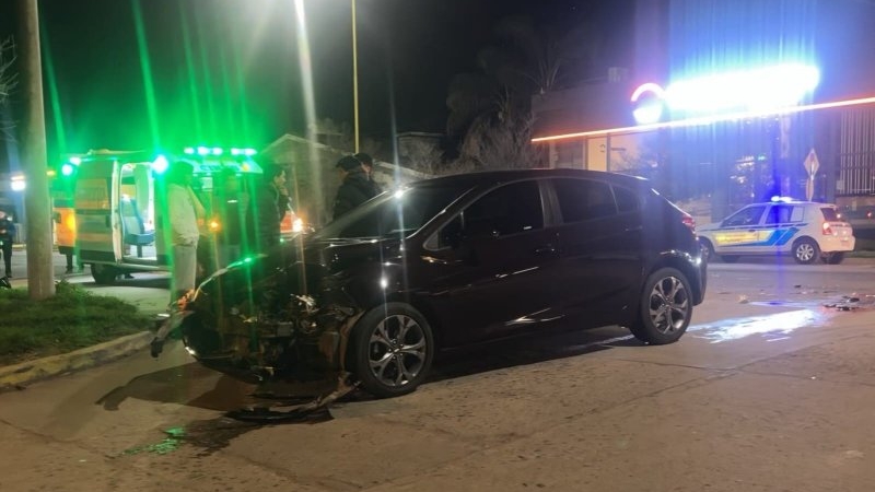 Colisionaron un auto y una moto: una adolescente sufri&oacute; lesiones graves
