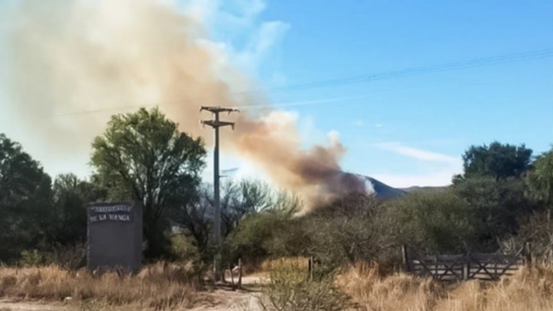 Bomberos combaten un incendio forestal en el interior de Córdoba