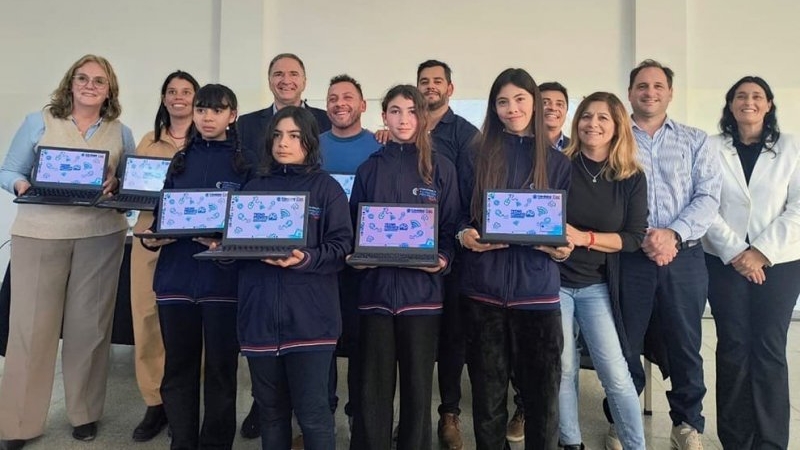 Punilla: alumnos y docentes de cuatro localidades recibieron netbooks