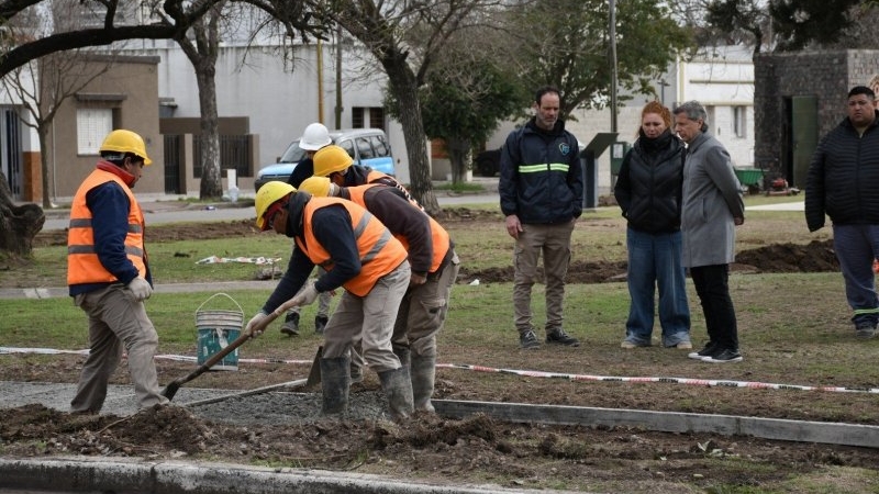 En la Plaza Sarmiento el municipio contin&uacute;a con el plan de renovaci&oacute;n de veredas