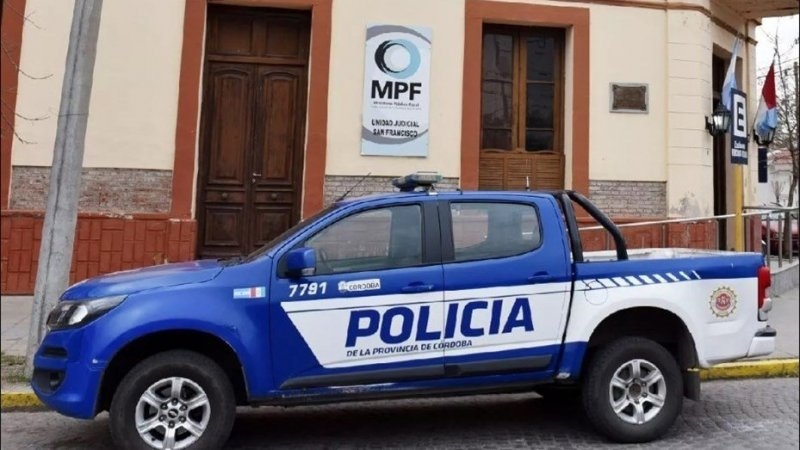 Dos j&oacute;venes detenidos por agredir m&oacute;viles policiales en barrio Parque Norte