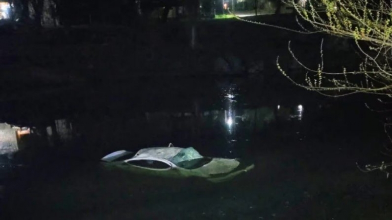 C&oacute;rdoba: un auto cay&oacute; al r&iacute;o y un polic&iacute;a actu&oacute; para rescatar a un joven