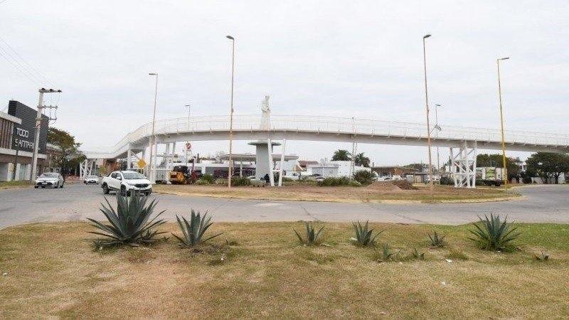 Un hombre se arrojó desde el puente peatonal y sufrió una fractura