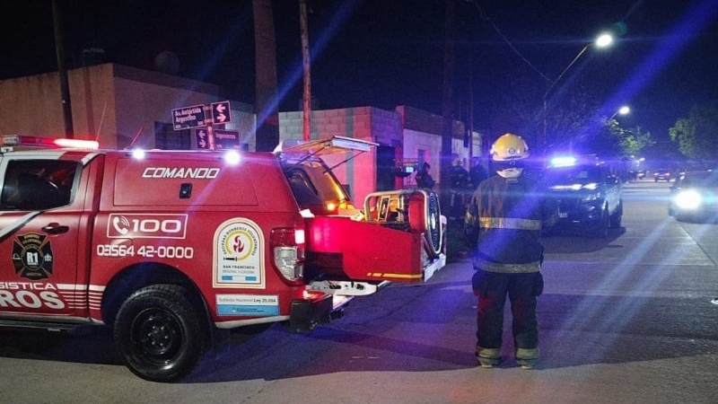 Se incendi&oacute; una motocicleta en el patio de una vivienda de barrio La Milka