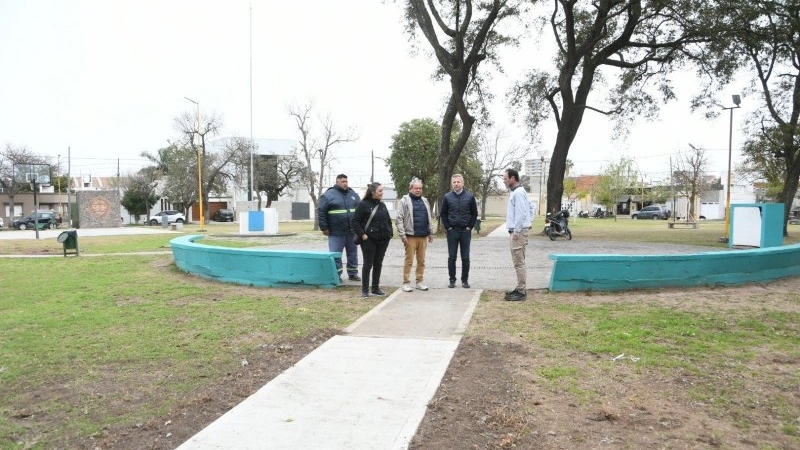 Culminaron las tareas de renovaci&oacute;n de veredas en la Plaza Sarmiento 