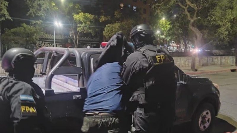 Ten&iacute;an un &ldquo;kiosco&rdquo; donde vend&iacute;an coca&iacute;na escondida en papeles de caramelos: tres detenidos