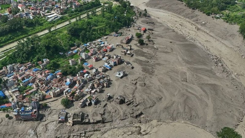 Una inundaci&oacute;n repentina arras&oacute; pueblos en la frontera de Nepal con China: 95 muertos y 384 turistas desaparecidos