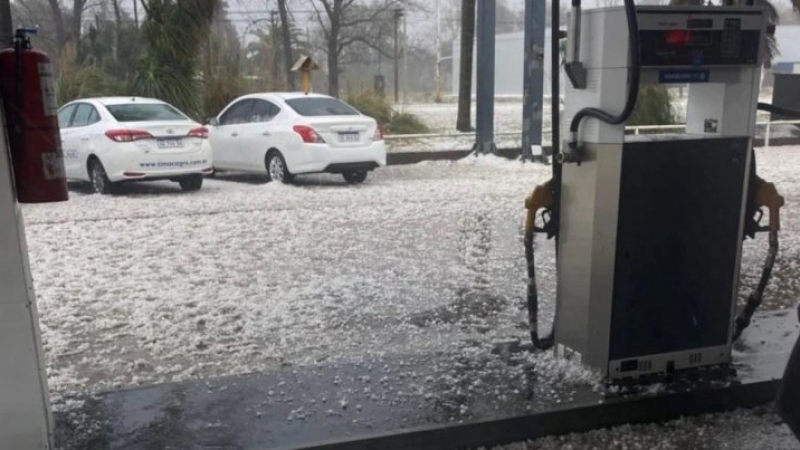 Fuerte temporal en Santa Fe: volcaron camiones en las rutas y se mantiene la alerta por tormentas con granizo