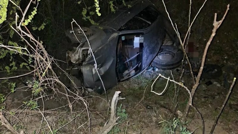 Un auto cay&oacute; por un barranco en la colectora de la autopista C&oacute;rdoba-Carlos paz: tres j&oacute;venes heridos