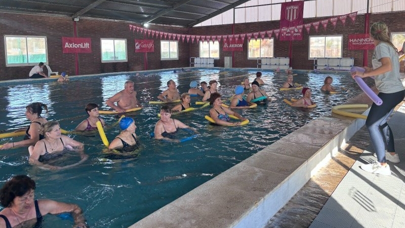 Adultos mayores comenzaron las actividades de nataci&oacute;n en el natatorio del Club San Isidro