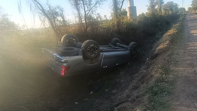 Una camioneta termin&oacute; dentro de un canal de desag&uuml;e en Laspiur