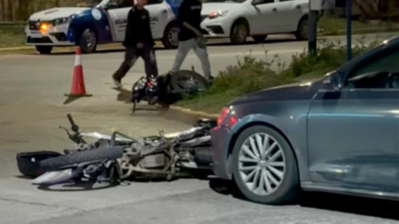 Cruzaron en rojo en moto y chocaron contra un polic&iacute;a motorizado que impact&oacute; con un auto: tres heridos