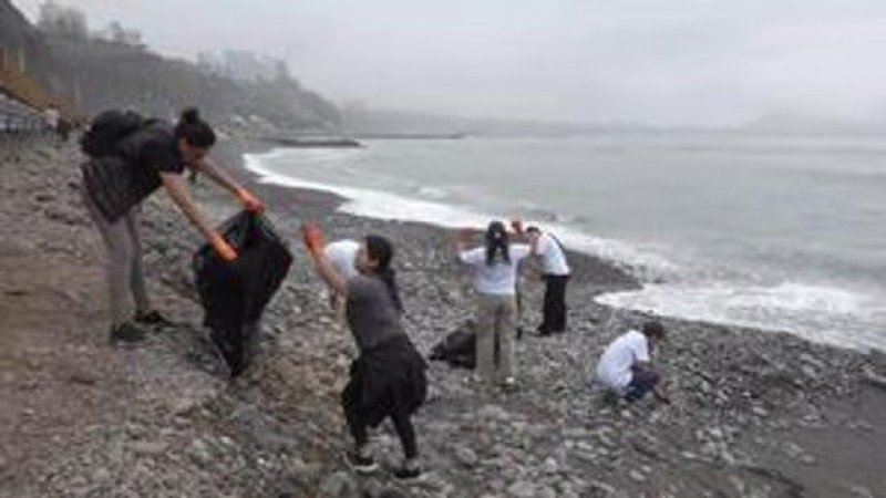 Perú: voluntarios y autoridades limpiaron playas de Lima