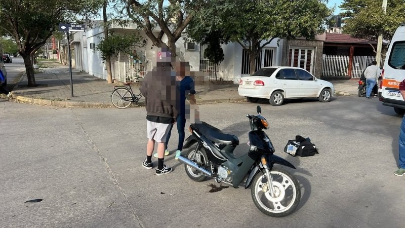 Una mujer resultó con lesiones graves tras un accidente entre dos motocicletas en Las Varillas