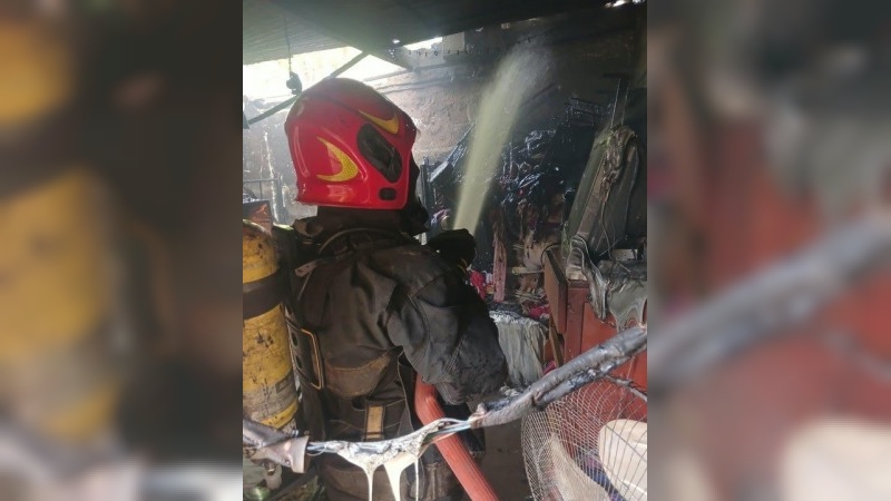 Incendio en Córdoba: bomberos reanimaron y salvaron a un perro en barrio Liceo